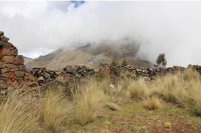 Präinkaisches Bergsiedlungszentrum mit Panoramablick