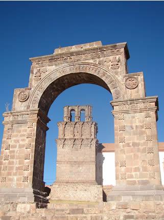 Steinerner Bogen am Templo de la Asunción