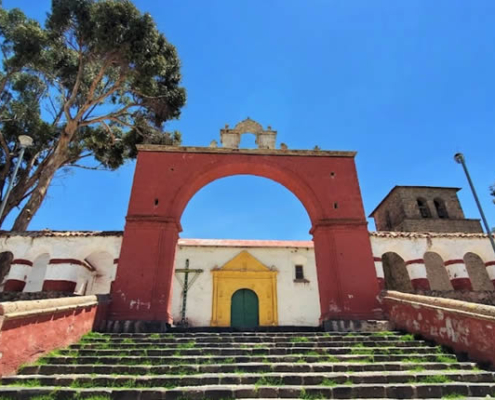 Templo de Nuestra Señora de la Asunción in Chucuito: Kolonialkirche über dem Titicacasee