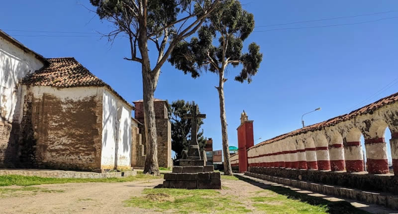 Templo de Nuestra Señora de la Asunción en Chucuito: iglesia colonial a orillas del lago Titicaca