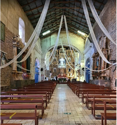 Interior de la iglesia con altar