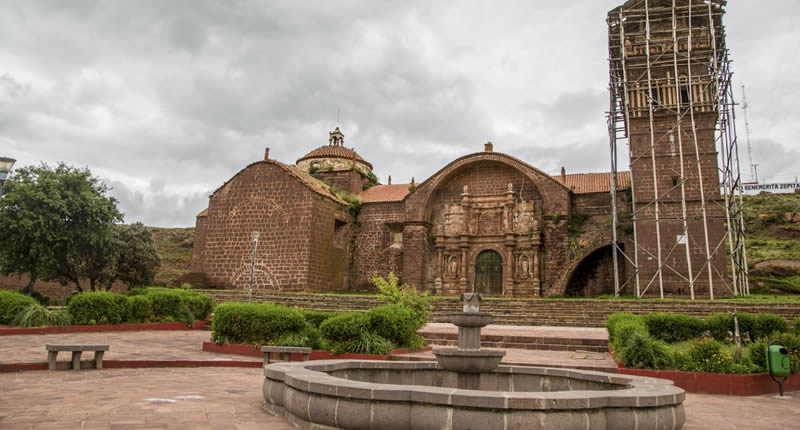 Templo de San Pedro y San Pablo in Zepita: Barocke Mestizenkirche im Altiplano