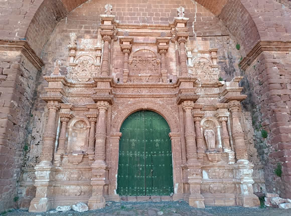 Templo de San Pedro y San Pablo in Zepita im Hochland von Puno