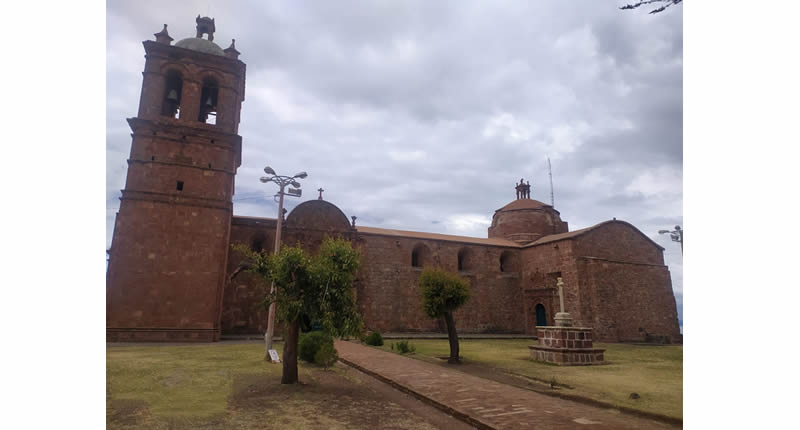 Templo de Santiago Apóstol / Nuestra Señora del Rosario in Pomata