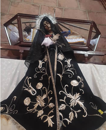 Templo de Santiago Apóstol in Pomata mit barocker Steinkuppel