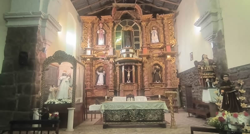 Interior y altar de la iglesia