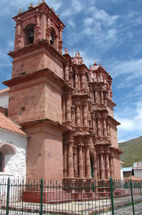 reich verzierte Barockfassade an: Säulen, Nischen, Figuren und Ornamente
