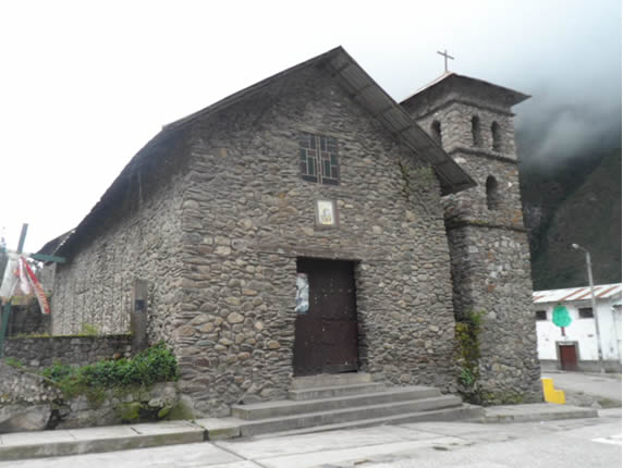Templo San Francisco de Asís in Ollachea – historische Steinkirche am Eingang zur Selva puneña