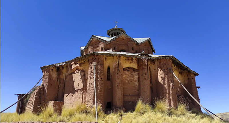 Templo de Tintiri – geheimnisvoller Lehmbau im Altiplano von Azángaro