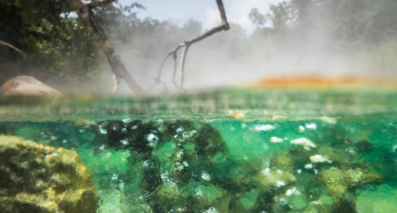 Fast kochendes Wasser im Fluss